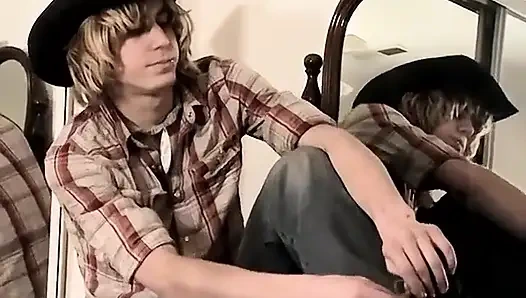 Köylü oğlan yarak okşuyor