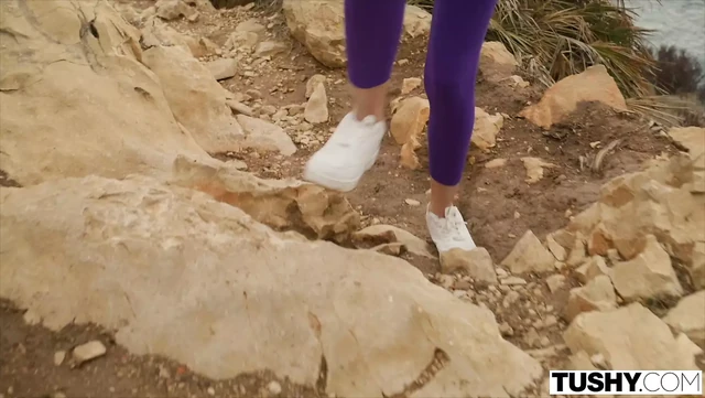 TUSHY миниатюрная танцовщица Novella Night имеет интенсивный в первом появления на TUSHY