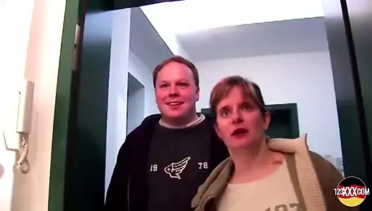 Seksi iç çamaşırlı azgın orta yaşlı seksi kadın seni yarağını sıvazlayacak