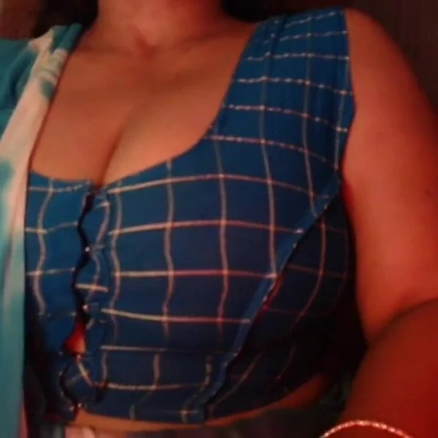 Шоу с большими сиськами и щепотка сосков горячей девушки дези