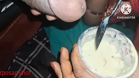 Köyün baldızı süte krem koyuyor ve arazinin ağzına koyuyor.