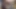 Siyah ceketli bir adam mastürbasyon yapıyor ve sperm çeşmesiyle boşalıyor