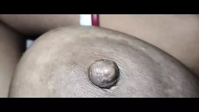 Муж сосет соски своей дези жены