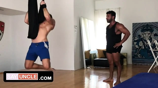 Kaslı kadın Mateo Vegas ve Manuel Skye protein çekimi yapmadan önce ikili egzersizin tadını çıkarıyor