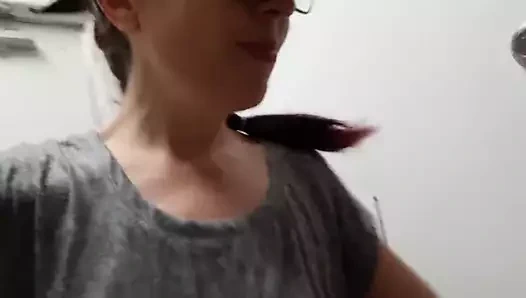 İnek kız parmak arası terlik işiyor