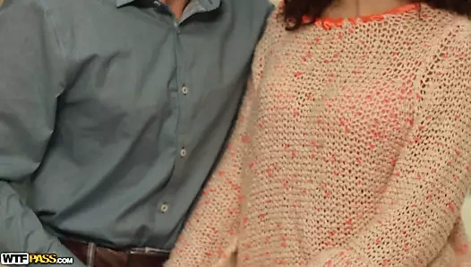 Kızıl saçlı tramvayda yabancıyla tanışır ve assfucked alır