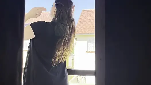 Beni sikip spermimi alabilsin diye kocasının gittiğinden emin oluyor.