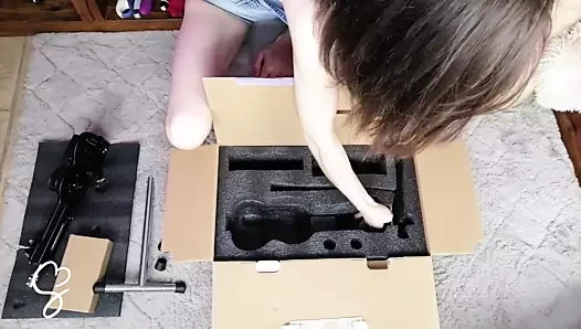 Sarah, hismith'ten auxfun sikiş makinesini kutudan çıkarıyor