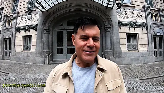 Tek tekerlekli bisiklet çılgınlığı! Üvey erkek kardeşler büyük doğal göğüslü üçlü grup seks