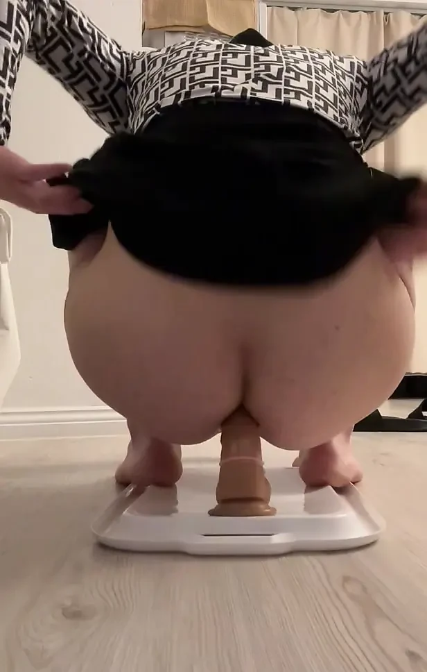 Arap trans dildoya biniyor