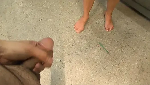 Seksi kız yarak emdikten sonra koltuk altları dölle püskürtülürken diz çöküyor