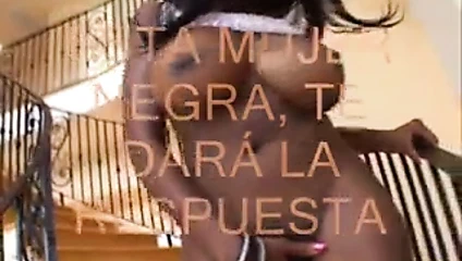 Siyah hottie onu kedi açık geniş gösterir