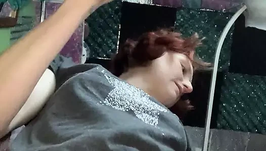 Sıcak ve azgın hippi ev kadını bir bardağa işemek için bir kateter kullanarak yeni bir sapıklık getiriyor