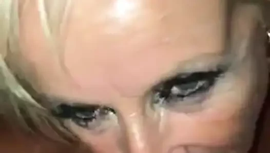 yaşlı kadın alay genç çocuk