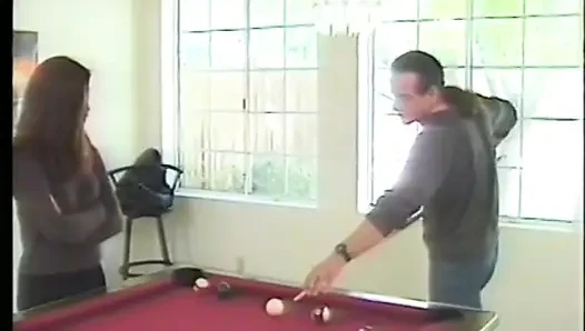 Ateşli küçük memeli Asyalı bilardo masasında yatıyor, böylece tonlu adam kıllı amını sikebiliyor