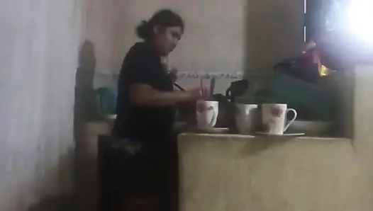 Hizmetçi mutfakta sikiliyor (karım neredeyse bizi buluyor)
