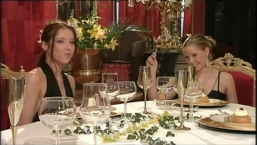 İnanılmaz lezbiyen alem ile bir Asya sürtük istekli için bir ıslak