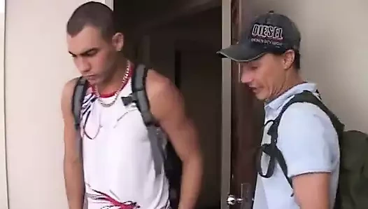 Azgın latin eşcinsel igor dos santos arkadaşı Mike Charles'ı sikerken prezervatif kullanmayı sevmiyor