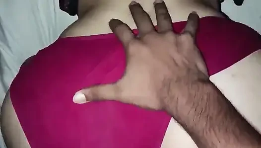 Herkes odada, bu yüzden onu sessiz ve yavaş sikiyorum