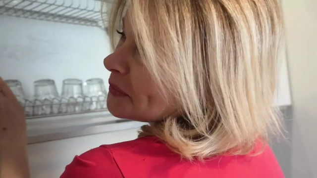 Я раздвигаю свою соседку-милфу на кухне