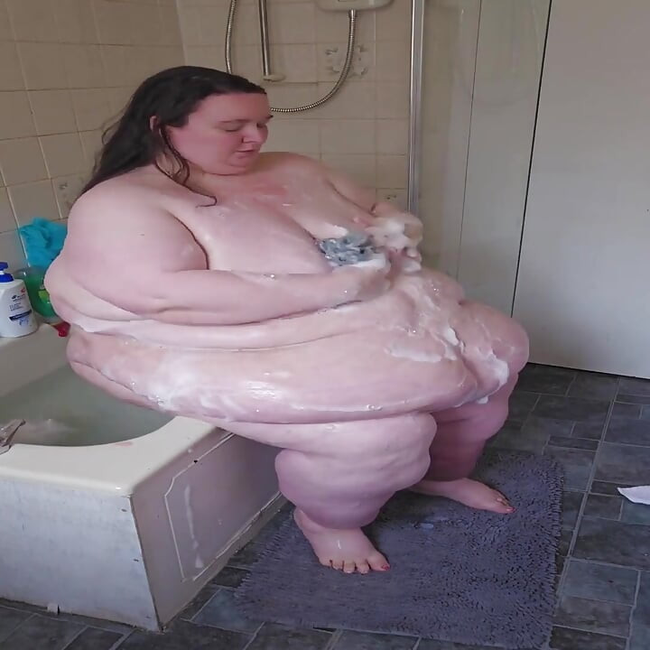 Ssbbw tanrıça banyoda banyo yapıyor
