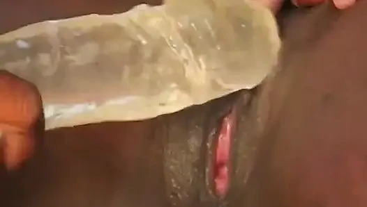 Dört seksi zenci kız havuz başında amcığına dalıyor ve sıkı amcığını sikmek için dildo kullanıyor