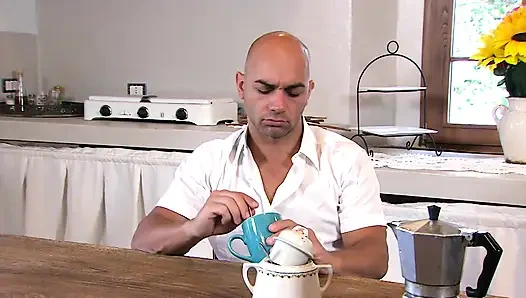 Ateşli ve şık Nataly Von mutfakta sikiliyor