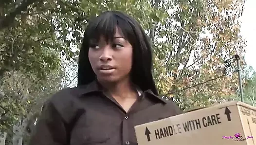 Bu ince zenci kız erkek arkadaşına binerken bir g string yana doğru uçuyor