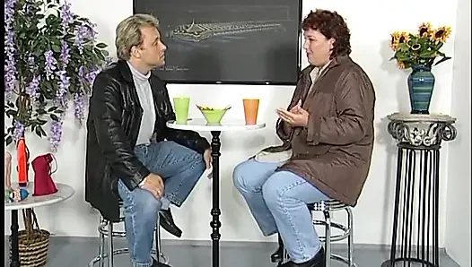 Orta yaşlı seksi kadın yarak emiyor ve sonra ağzına boşaltıyor