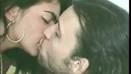 Uzun saçlı adam ve 2 kadın