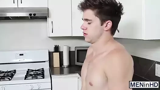 Onun seksi oda arkadaşlarının büyük yarrakını boğma fırsatını alır