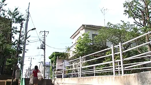 Kocası ihtiyaçlarını tatmin etmiyor, bu yüzden yemek mastürbasyonu yapıyor