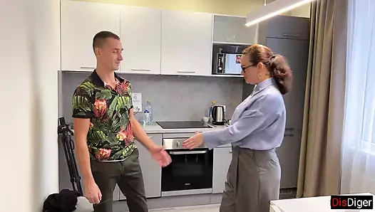 Öğrenci büyük memeli bir apartman sahibini ve üvey kızını sikiyor