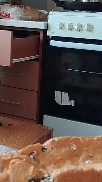 Захватывающий момент из "Горячая мама готовит обнаженную пищу на кухне. Жена с волосатой киской, большими сиськами, большой задницей в любительском видео.