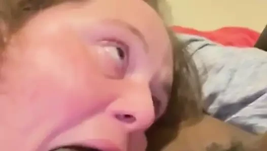 Büyük ağızlı ıslak kafa sikimi ve taşaklarımı yalıyor