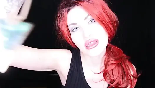 Siyah çizmeli kızıl saçlı İtalyan sahibe seni aşağılıyor