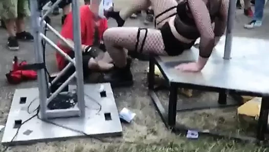 Palyaço tarafından flipflop ayak ibadet