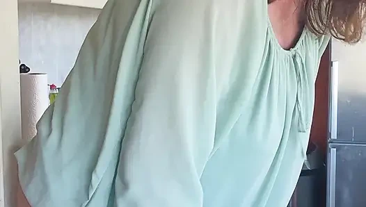 Sigara içerken dildomun tadını çıkarıyorum