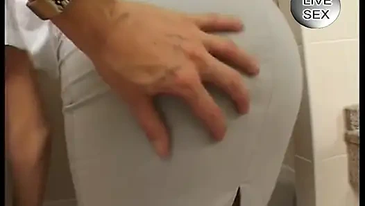 Büyük memeli güzellik banyoda ıslak amını oyuncak yapıyor