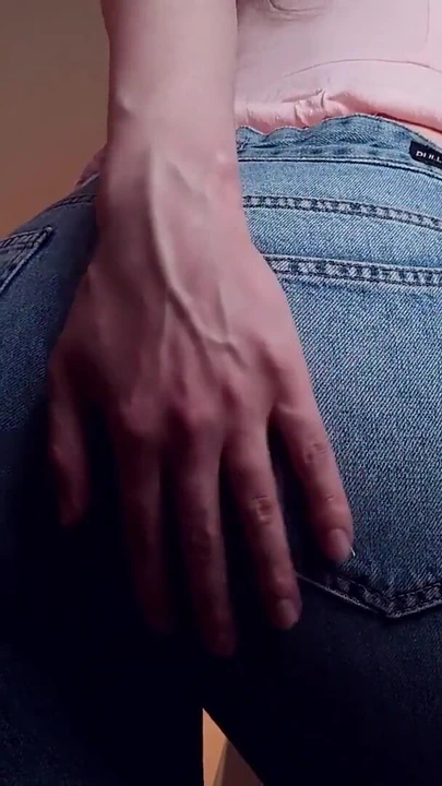 Сногсшибательный момент из "массивного камшота на сексуальную задницу студента в джинсах"