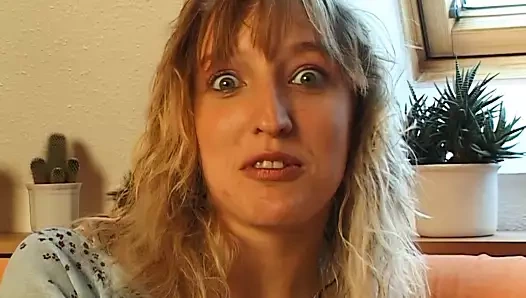 Blonde Milf bessert ihr Taschengeld auf Solo casting