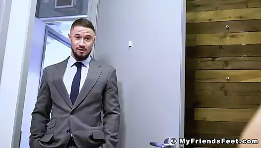 Kaslı iri parça skyy knox ayak takım elbiseli arkadaşı tarafından tapılan