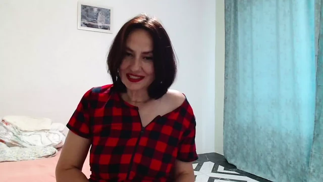 Göğüslerin ve inlemelerin nazikçe dokunması MILF'i masanın altında orgazma getirdi