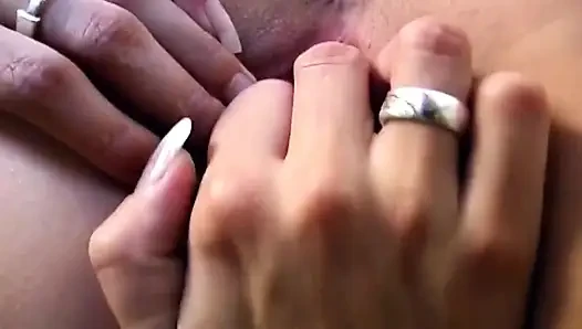 Olgun sarışın taşak emiyor ve dildo damlayan amcığını sikiyor