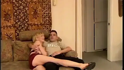 Sarışın bebek ve iki biseksüel adam kanepede emiyor ve sikişiyor