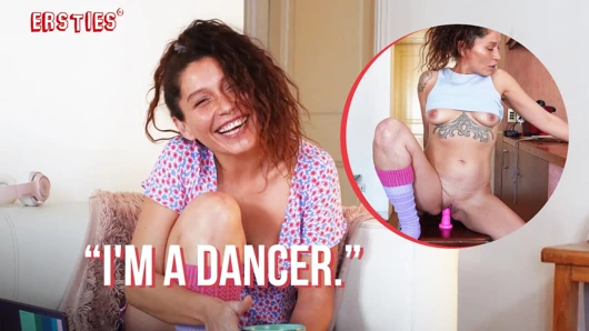 Ersties - seksi dansçı Anna F tıraşlı amcığını pembe bir dildo üzerinde kaydırıyor