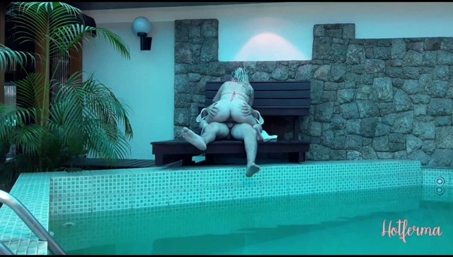 Patron hizmetçiyi havuza davet eder ama seksiye karşı koyamaz