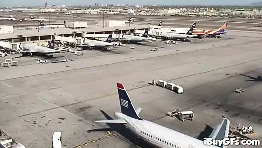 Busty amatör duşta poz veriyor