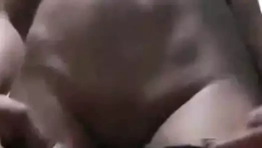 Elle se caresse la chatte en cam
