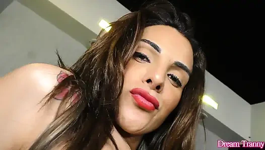 Seksi travesti Melyna Merli sikiş makinesini deniyor